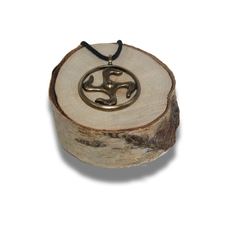 KP23 Baltų papuošalas – Saulės amuletas „Gulbelių skydas“ - Image 1