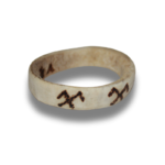 Rankų darbo žiedas iš Tauriojo elnio rago su Baltų simboliais