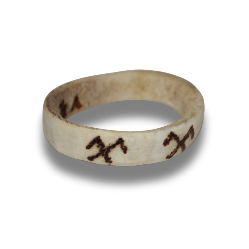 R1 Rankų darbo žiedas iš Tauriojo elnio rago su Baltų simboliais - Image 1